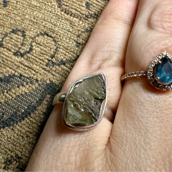 Moldavite and sterling silver ring - Picture 14 of 16